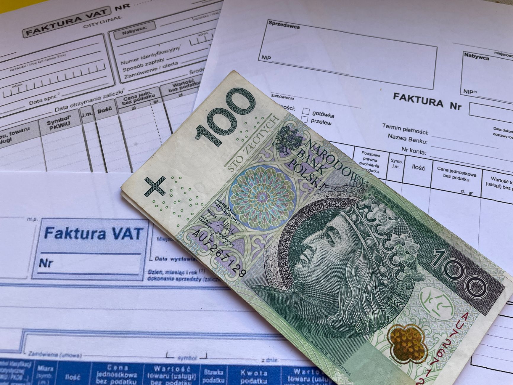 Small business owner using invoicing software on a laptop to automate invoices and payments