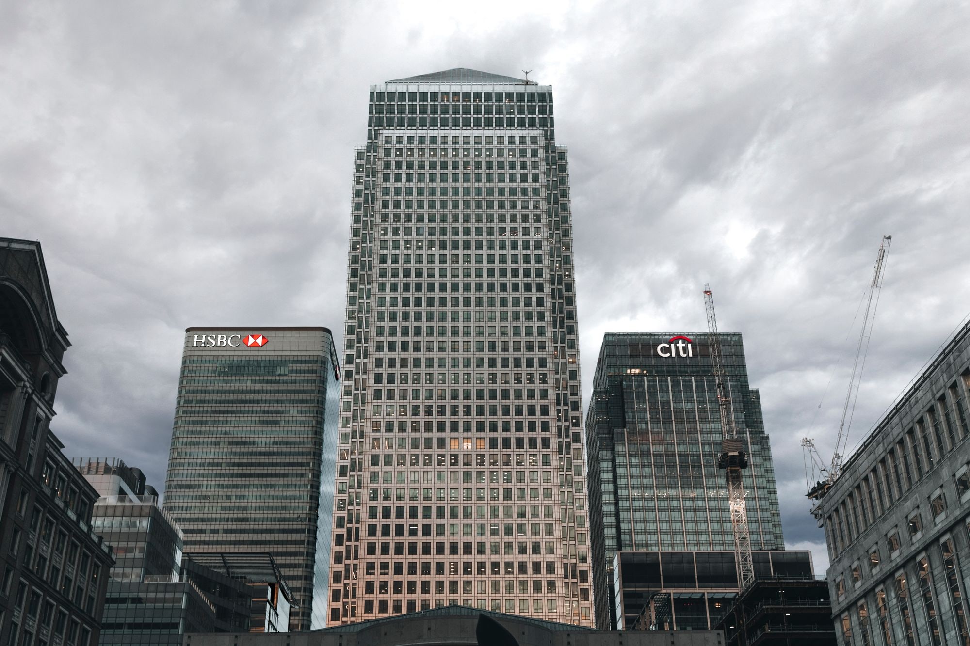 Canary Wharf skyline with HSBC and Citi bank towers, illustrating the best business bank account UK comparison
